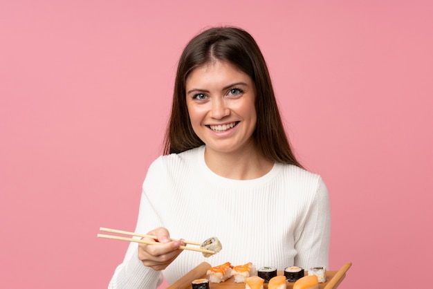 Moça com sushi sobre isolado