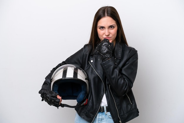 Moça com um capacete de moto isolado no fundo branco com dúvidas