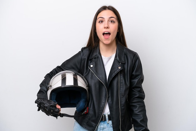 Moça com um capacete de moto isolado no fundo branco com expressão facial de surpresa