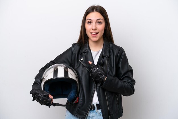 Moça com um capacete de moto isolado no fundo branco com expressão facial de surpresa