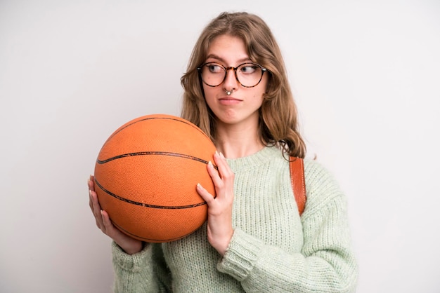 Moça com um conceito de esporte de bola de basquete