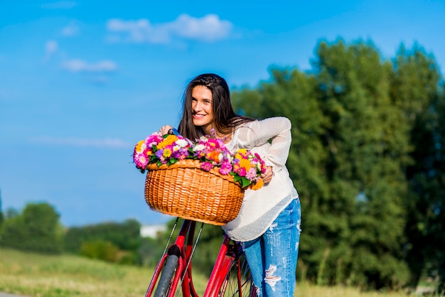 Foto moça com uma bicicleta