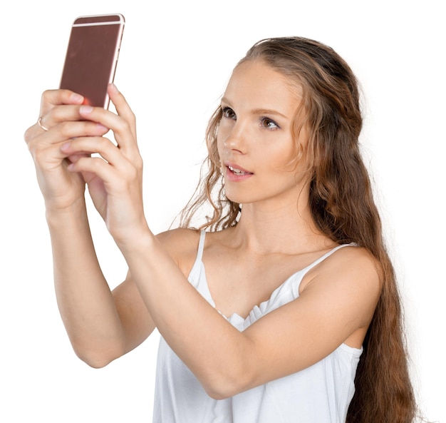 Moça de sorriso que faz a foto do selfie no smartphone