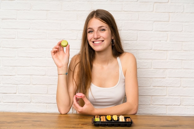 Moça em uma cozinha com macaroons