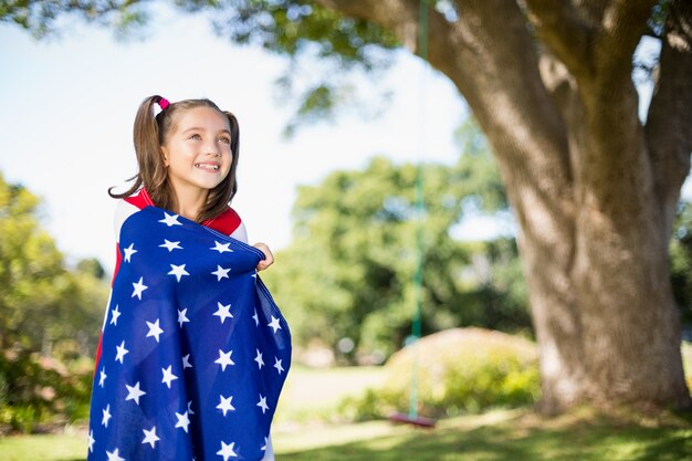 Moça envolvida na bandeira americana