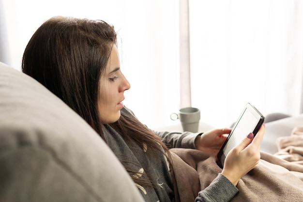 Moça estudando com seu ebook