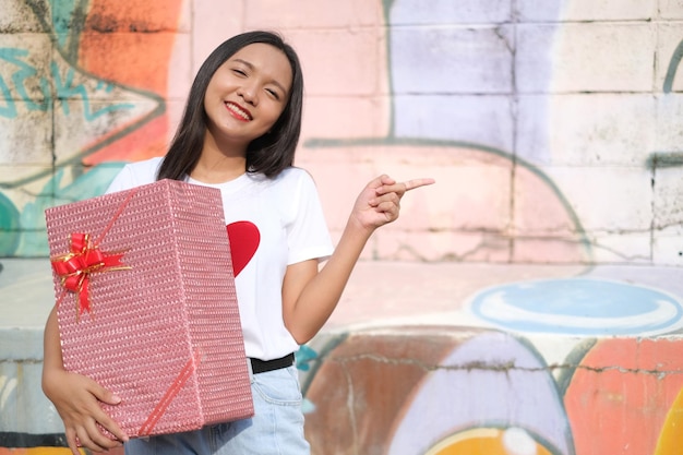 Moça feliz com caixa de presente