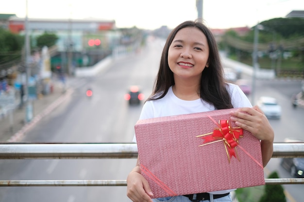 Moça feliz com caixa de presente