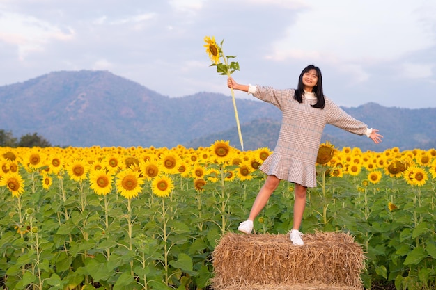 Moça feliz com flor