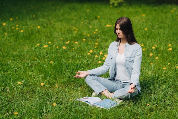 Moça meditando no parque