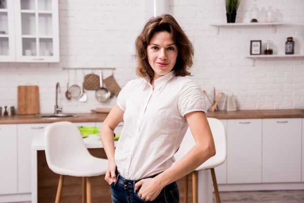 Moça que classifica o lixo na cozinha. Conceito de reciclagem. Desperdício Zero