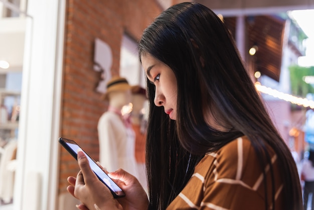 Moça que guarda a tecnologia nova do app do telefone na cidade.