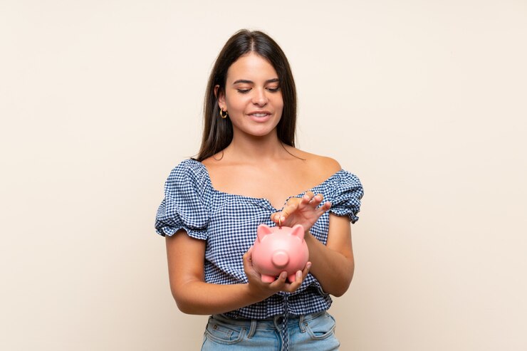 Foto moça que guarda um piggybank grande