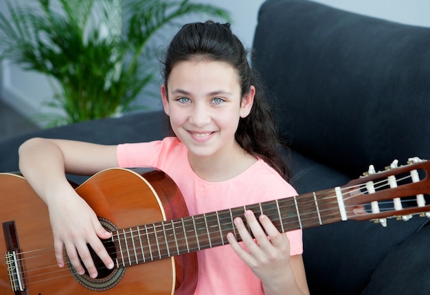 Moça que joga uma guitarra em casa