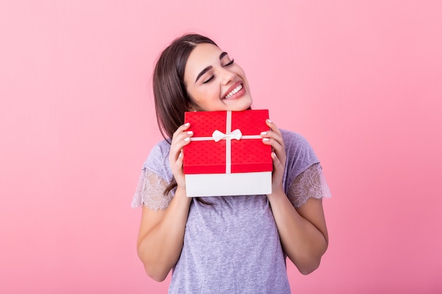 Moça senhora carregando caixa de presente