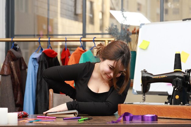 Moça sentada na mesa e sorrindo