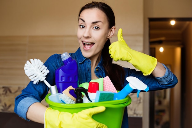 Foto moça sorridente com o equipamento para limpeza