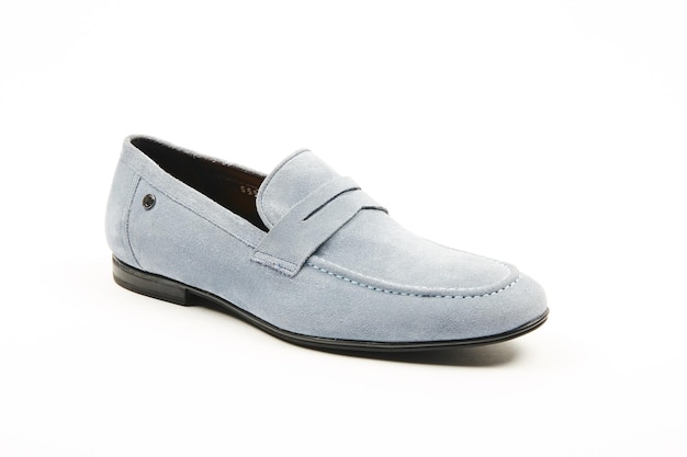 Mocasín de cuero para hombre modelo zapatos sobre fondo blanco aislado.