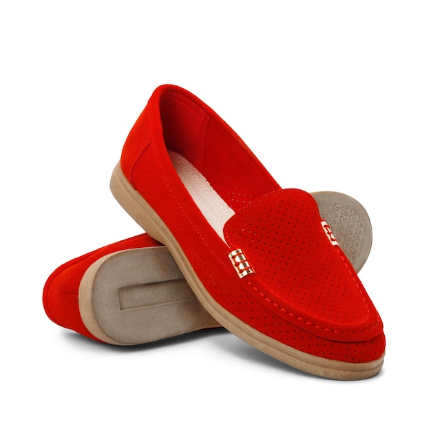 Mocasines de mujer rojos con punta redonda sobre fondo blanco.