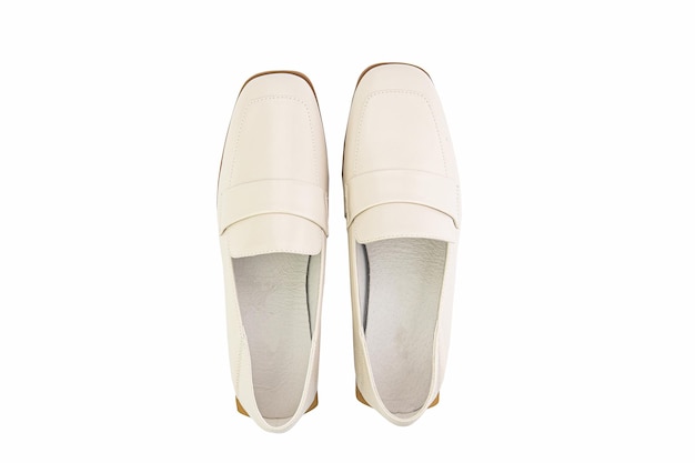 Mocassins femininos de marfim elegantes e elegantes closeup isolado em fundo branco vista superior sapatos de moda