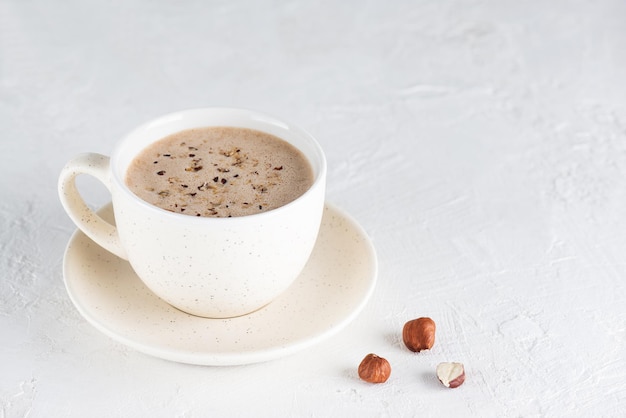 Moccacino-Kaffee mit Nüssen und Schokolade in einer Tasse.