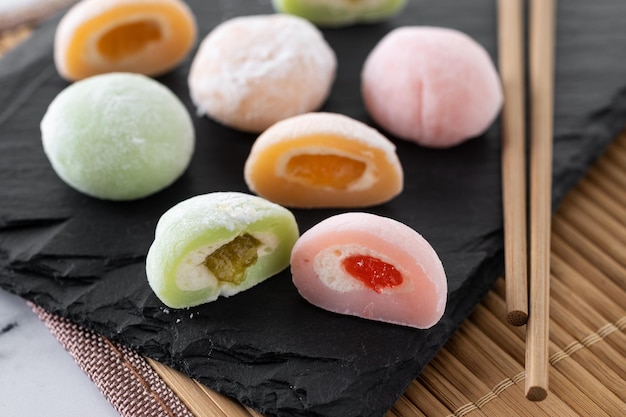 Mochi colorido japonês no fundo de mármore