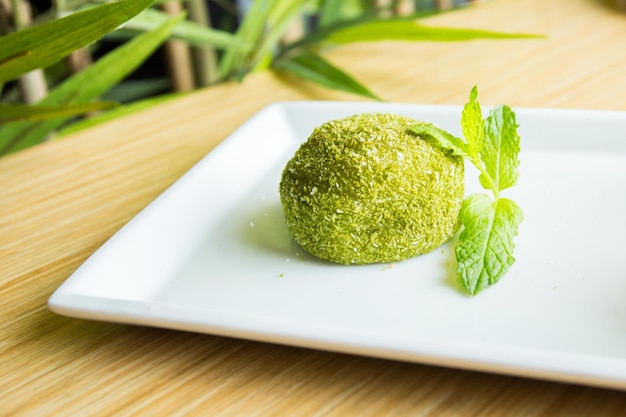 Mochi es un pastel japonés hecho de mochigome, un pequeño grano de arroz glutinoso. El arroz es machacado i