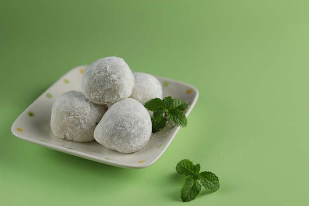 Mochi japonês servido no prato bolo de arroz tradicional do japão