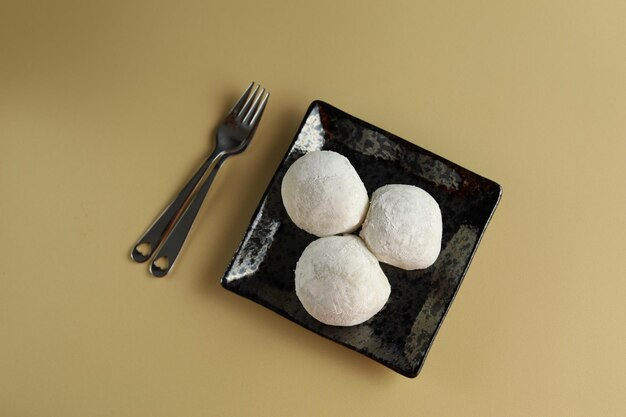 Mochi japonés servido en el plato Pastel de arroz tradicional de Japón