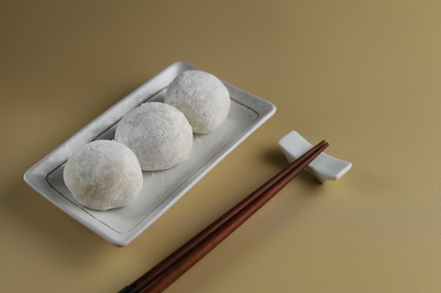 Mochi japonés servido en el plato Pastel de arroz tradicional de Japón