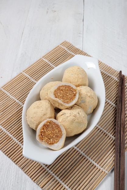 Mochi kacang o pastel de arroz tradicional coreano Injeolmi elaborado con harina de soja de arroz glutinoso