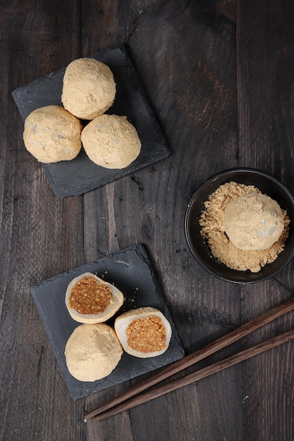 Mochi Kacang oder Injeolmi Koreanischer traditioneller Reiskuchen aus Klebreis-Sojabohnenmehl