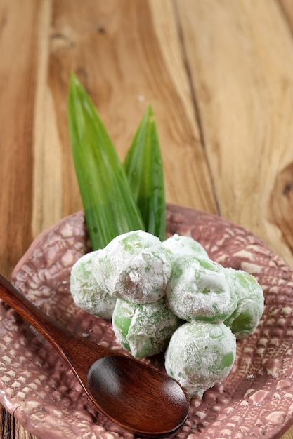 Mochi Sukabumi con arroz pegajoso sabor pandan con relleno de maní recubierto de harina