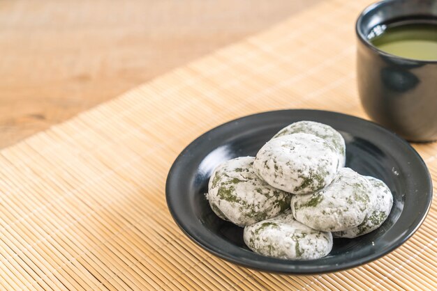 mochi de te verde con frijol rojo