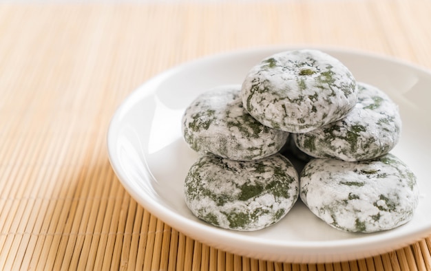 mochi de te verde con frijol rojo