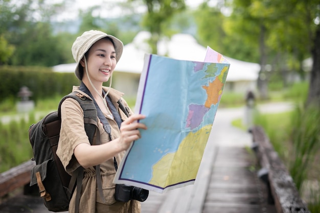 Mochila asiática na natureza nas montanhas de khao yai, relaxe o tempo em viagens de férias, foto