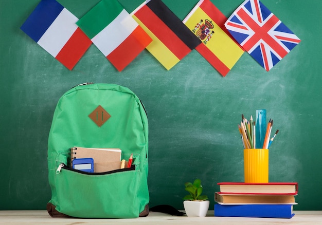 Foto mochila banderas de españa francia gran bretaña y otros países libros y material escolar