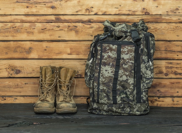 Mochila de caza y botas de soldado