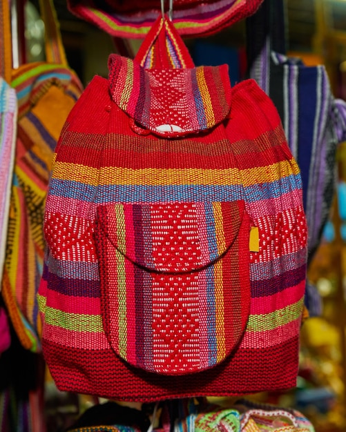 Mochila colorida feita à mão por artesãos