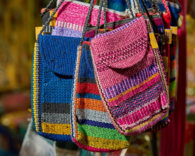 Mochila colorida feita à mão por artesãos