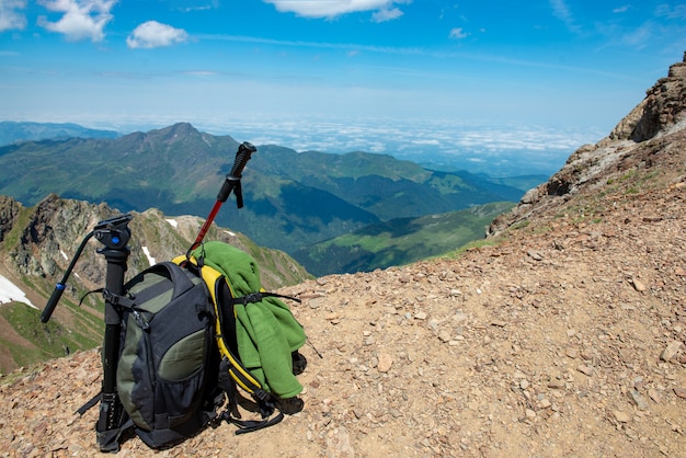 Mochila com montanhas em