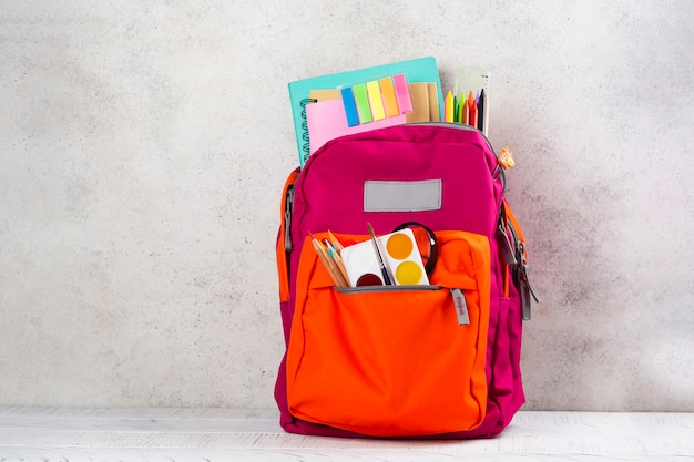 Foto mochila com utensílios de escola