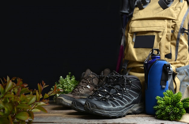 Foto mochila de caminhadas com botas de montanha