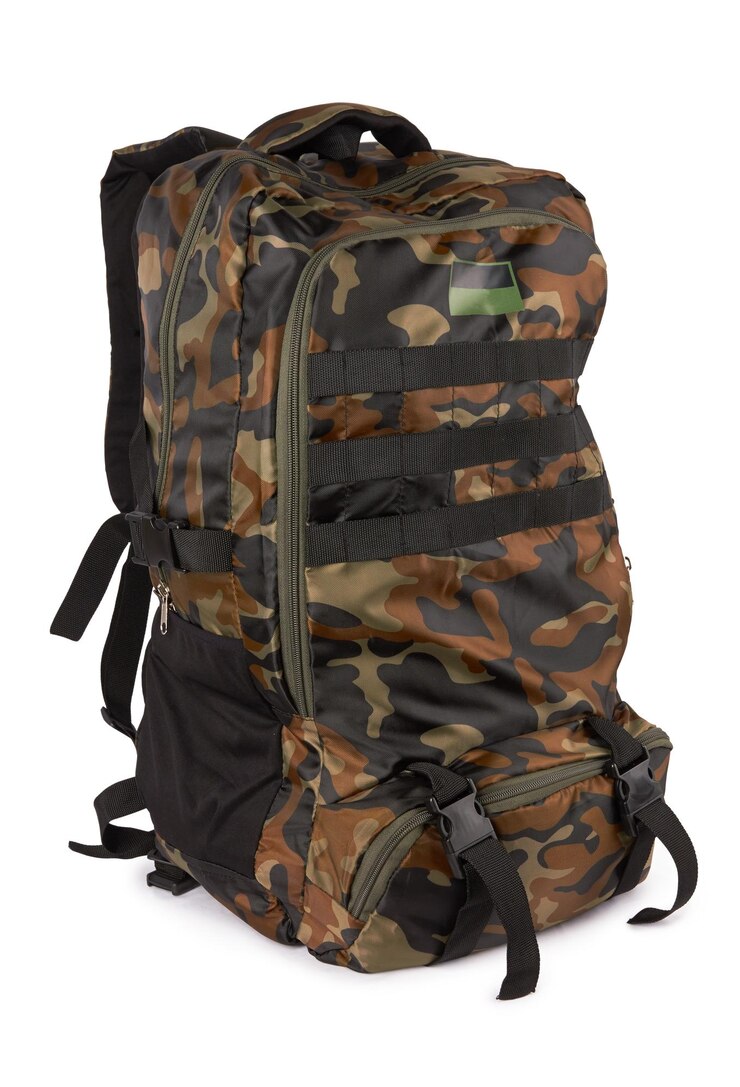 Foto mochila de camuflagem em branco