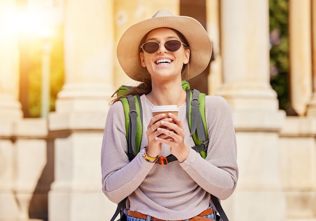 Mochila de retrato de mulher ou xícara de café em passeios turísticos ou aventura na cidade e bebida para viagem, chá ou bebida Sorria estudante feliz ou turista com chapéu de moda urbana de caneca ou óculos de sol de verão