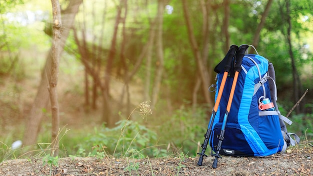 Mochila e bastões de trekking