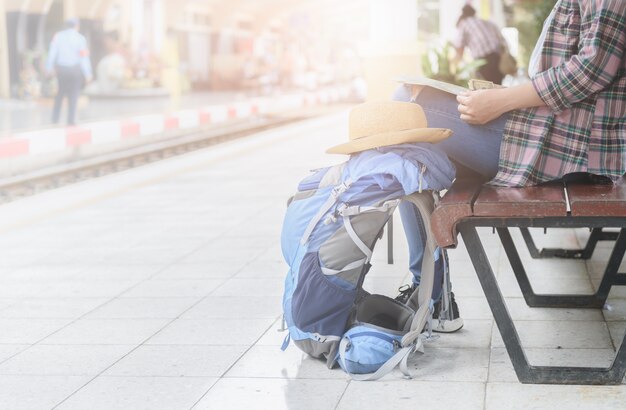 Mochila e chapéu no viajante da estação de trem