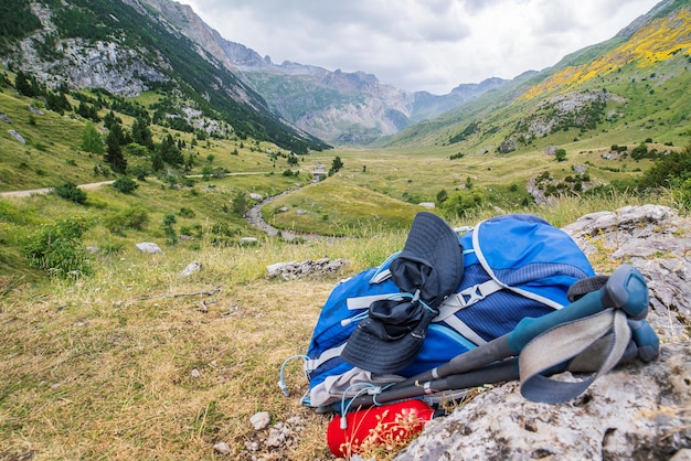 Mochila e equipamento de caminhada no parque nacional Otal Valley Ordesa y Monte Perdido