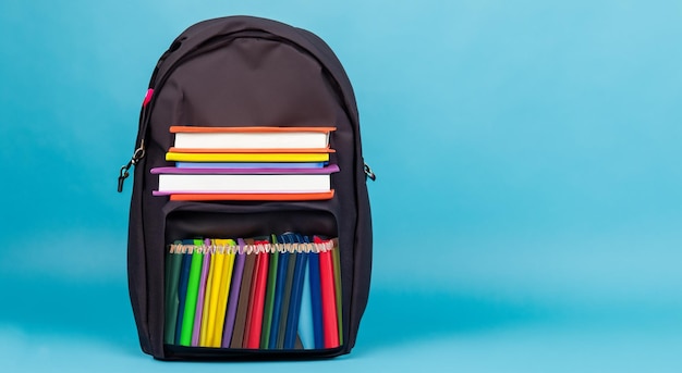 mochila escolar negra con libros