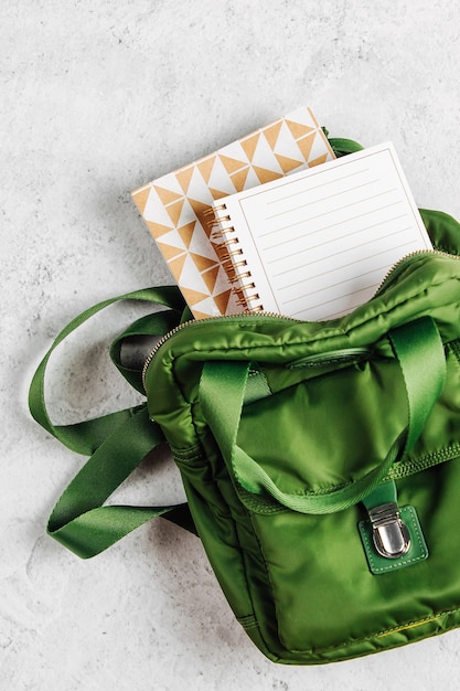 Mochila de estudiantes con libros para estudiar. Endecha plana, vista superior